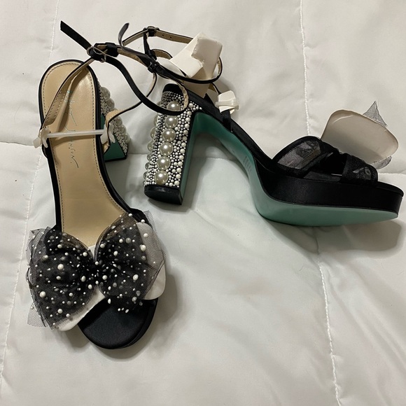 NEW Betsey Johnson Lulu Heeled Black and White Sandals, Size 11 - fit size 10 - Picture 2 of 13